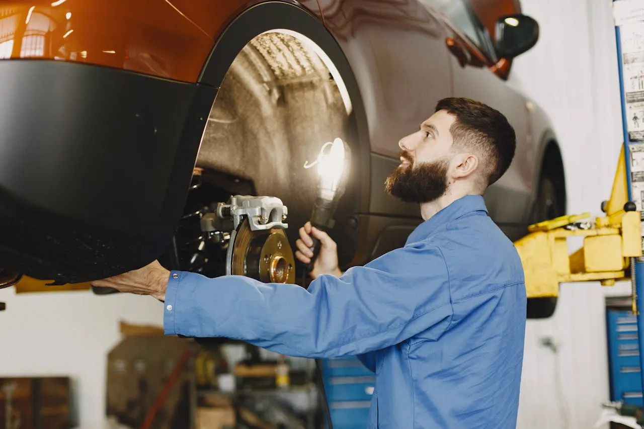 Mechanik AutoPro Częstochowa podczas naprawy układu hamulcowego samochodu