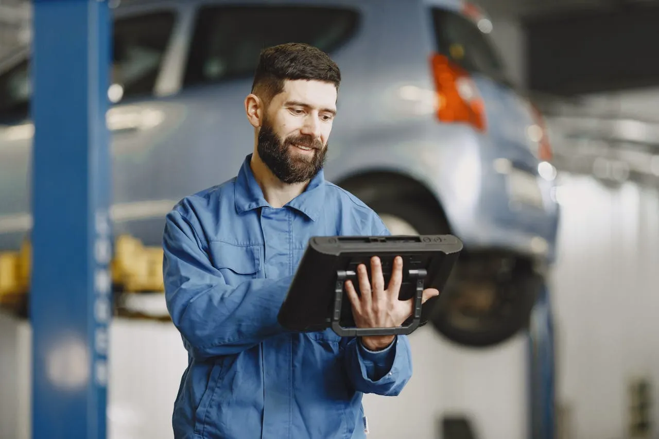 Mechanik AutoPro w Częstochowie podczas diagnostyki silnika