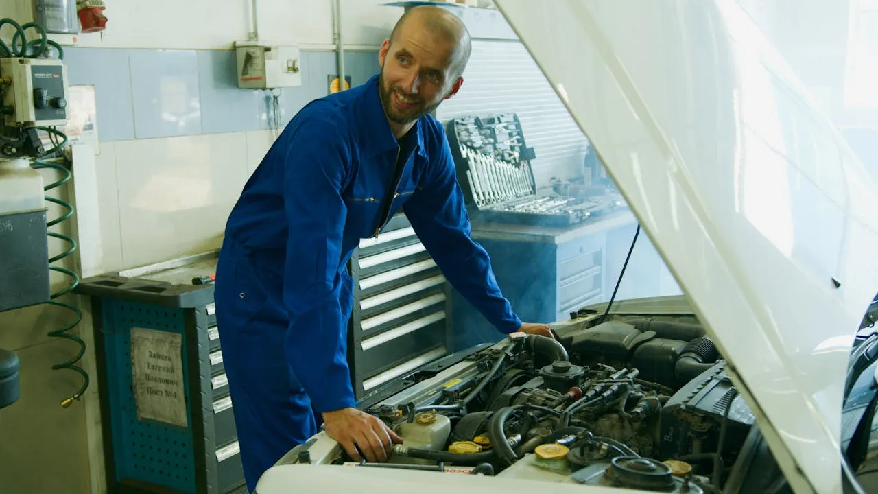 Mechanik AutoPro Częstochowa podczas naprawy silnika samochodu