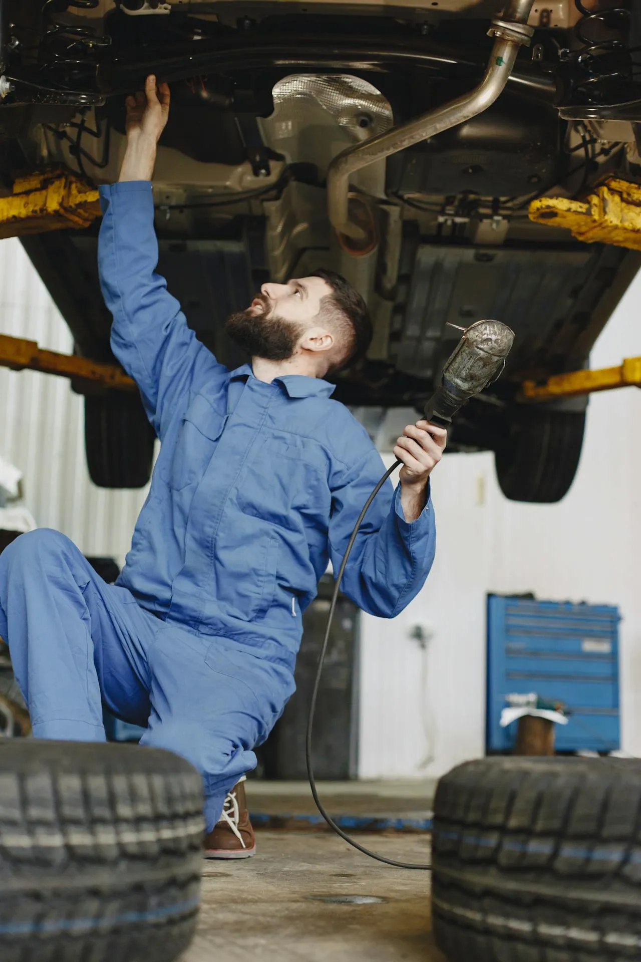 Mechanik AutoPro Częstochowa podczas naprawy zawieszenia samochodu