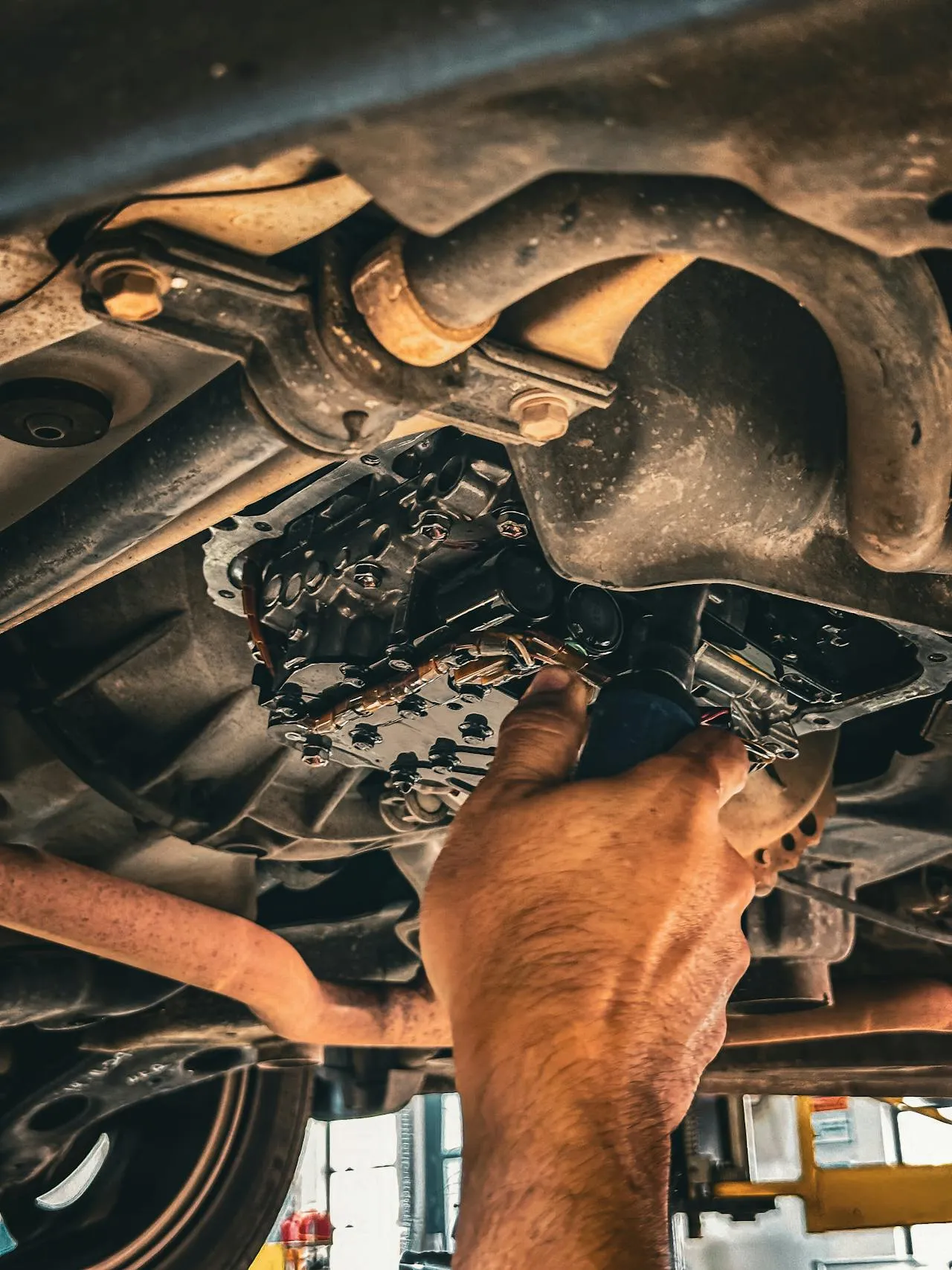 Mechanik AutoPro Częstochowa podczas naprawy skrzyni biegów samochodu